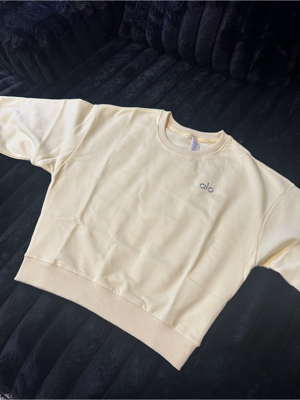 ALO Yoga Pale Yellow Crew Sweatshirt and Shorts Set - Size Medium - Picture 4 of 6